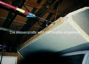 Die Alkovenplatte wird mit Sikaflex eingeklebt
